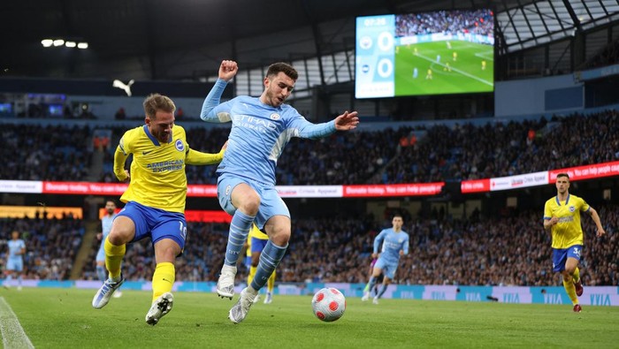 Soccer Football - Premier League - Manchester City v Brighton & Hove Albion - Etihad Stadium, Manchester, Britain - April 20, 2022 Manchester City's Phil Foden in action with Brighton & Hove Albion's Alexis Mac Allister Action Images via Reuters/Molly Darlington EDITORIAL USE ONLY. No use with unauthorized audio, video, data, fixture lists, club/league logos or 'live' services. Online in-match use limited to 75 images, no video emulation. No use in betting, games or single club /league/player publications.  Please contact your account representative for further details.