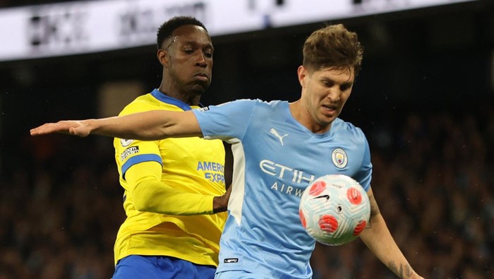 Bungkam Brighton, Man City Kembali Puncaki Klasemen Liga Inggris Soccer Football - Premier League - Manchester City v Brighton & Hove Albion - Etihad Stadium, Manchester, Britain - April 20, 2022 Manchester City's Phil Foden in action with Brighton & Hove Albion's Alexis Mac Allister Action Images via Reuters/Molly Darlington EDITORIAL USE ONLY. No use with unauthorized audio, video, data, fixture lists, club/league logos or 'live' services. Online in-match use limited to 75 images, no video emulation. No use in betting, games or single club /league/player publications. Please contact your account representative for further details.