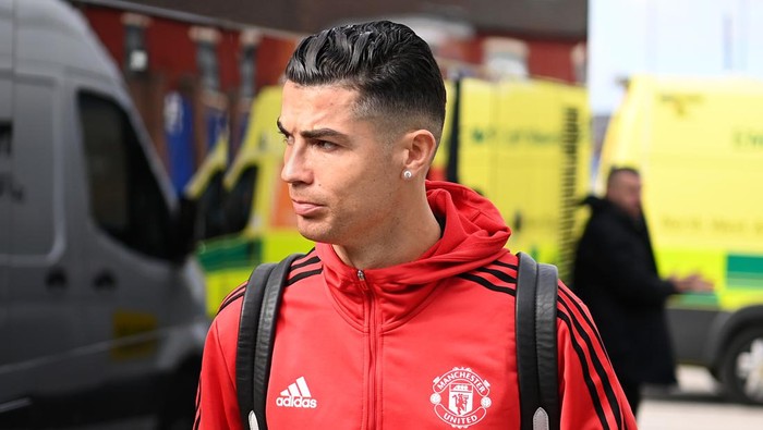 LIVERPOOL, ENGLAND - APRIL 09: Cristiano Ronaldo of Manchester United arrives at the stadium prior to the Premier League match between Everton and Manchester United at Goodison Park on April 09, 2022 in Liverpool, England. (Photo by Michael Regan/Getty Images)