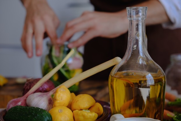 Cuka bisa menjadi campuran untuk menghilangkan minyak saat mencuci piring/Foto: Pexels/Андрей