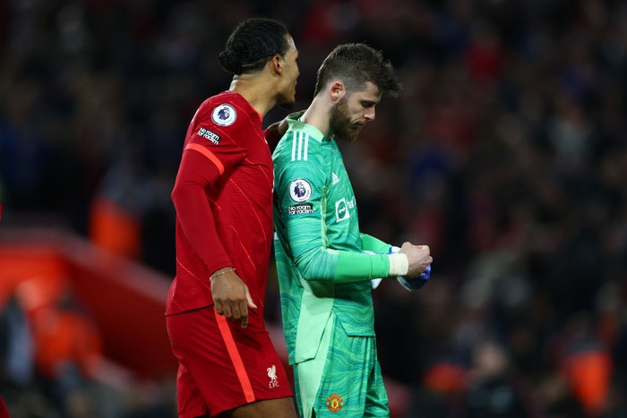 LIVERPOOL, ENGLAND - APRIL 19: Virgil van Dijk of Liverpool speaks with David De Gea of Manchester United after the final whistle of the Premier League match between Liverpool and Manchester United at Anfield on April 19, 2022 in Liverpool, England. (Photo by Clive Brunskill/Getty Images)