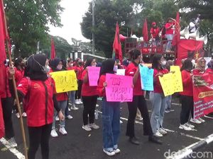 Protes soal Pembayaran THR, Buruh Demo Depan Kantor Bupati Subang