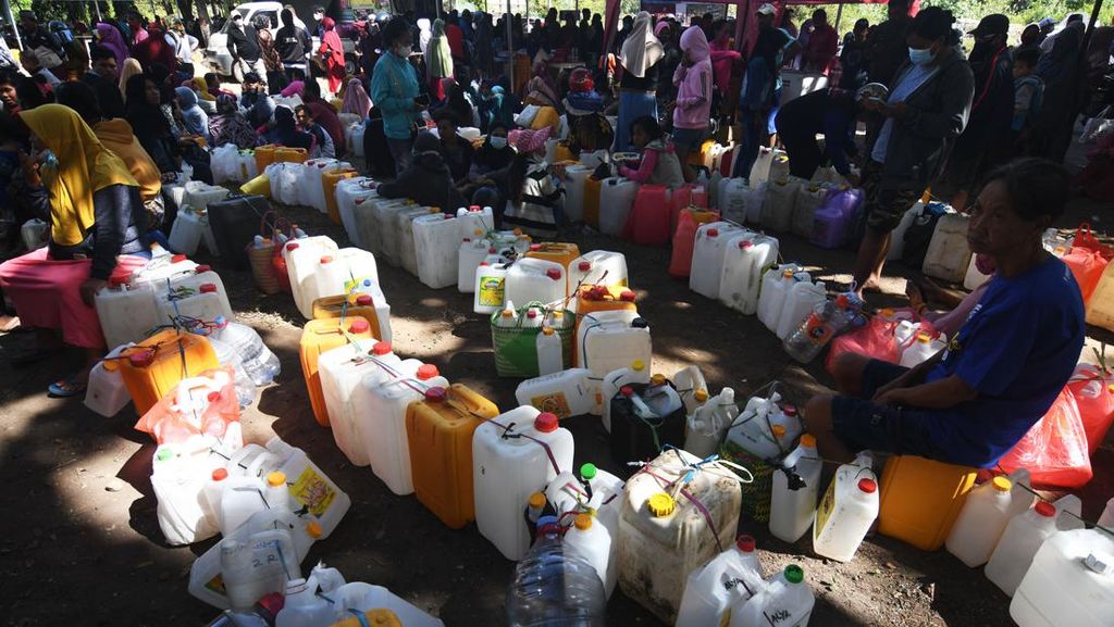 Mengular Tapi Bukan Ular, Ini Antrean Minyak Murah Mengular Tapi Bukan Ular, Ini Antrean Minyak Murah