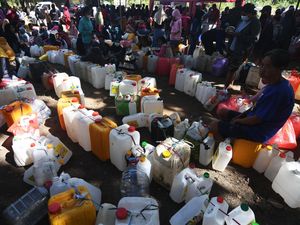 Mengular Tapi Bukan Ular, Ini Antrean Minyak Murah