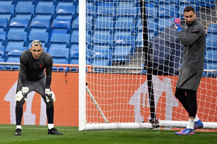 Paris Saint-Germains Costa Rican goalkeeper Keylor Navas (L) and Paris Saint-Germains Italian goalkeeper Gianluigi Donnarumma attend a training session at the Santiago Bernabeu stadium in Madrid on March 8, 2022 on the eve of their UEFA Champions League round of 16 second league football match against Real Madrid CF. (Photo by GABRIEL BOUYS / AFP)