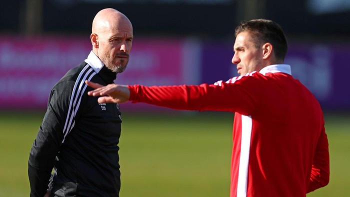 AMSTERDAM, NETHERLANDS - MARCH 14: Head Coach / Manager of Ajax, Erik ten Hag (L) and Dusan Tadic are pictured at the training session of AFC Ajax at Sportpark De Toekomst near Johan Cruyff Arena on March 14, 2022 in Amsterdam, Netherlands. Ajax will face SL Benfica in the UEFA Champions League Round Of Sixteen Leg Two match on March 15, 2022. (Photo by Dean Mouhtaropoulos/Getty Images)