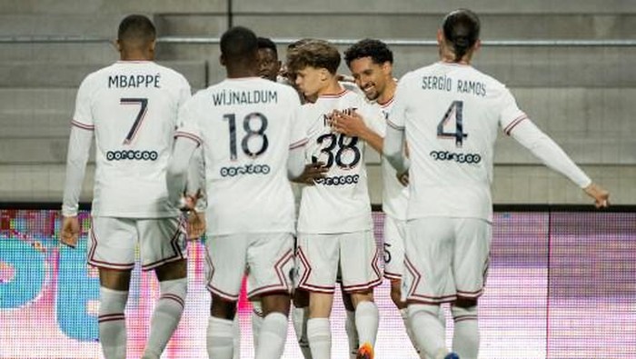 Paris Saint-Germains Brazilian defender Marquinhos (2R) celebrates with teammates after scoring his teams third goal during the French L1 football match between Angers SCO and Paris Saint-Germain at the Raymond-Kopa Stadium in Angers, north-western France on April 20, 2022. (Photo by LOIC VENANCE / AFP)