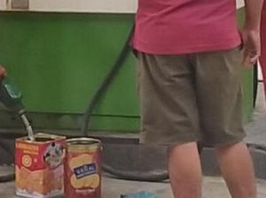 Bikin Kaget! Warga Sumut Beli BBM Pakai Teko dan Kaleng Biskuit