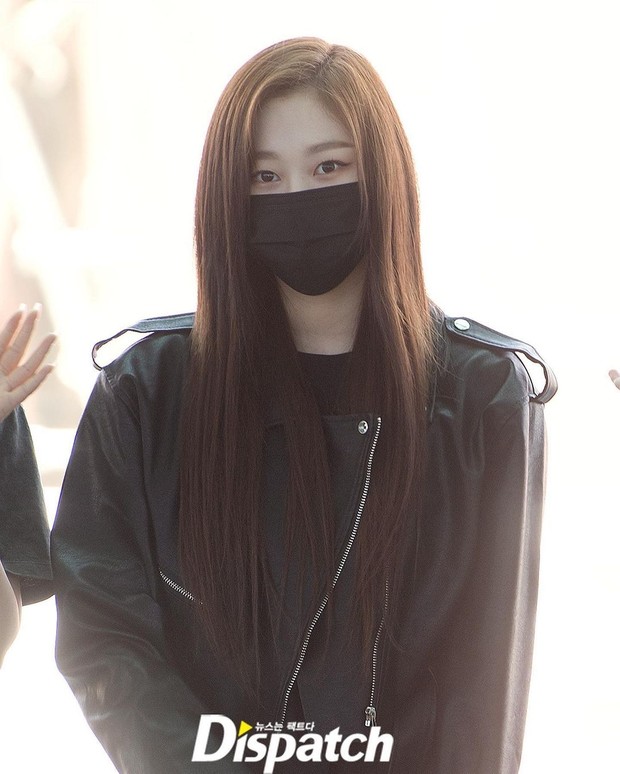 Giselle nampak menenteng emboridered tote bag dari Givenchy/instagram.com/koreadispatch Giselle tampil dengan outfit serba hitam saat di bandara ia juga terlihat menenteng emboridered tote bag dari Givenchy.