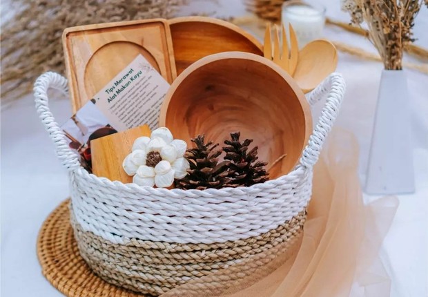 Hampers set alat makan kayu / foto : instagram.com/sehasta_id