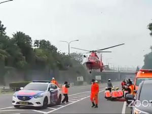 Helikopter Mendarat di Tol Tangerang-Merak, Ada Apa?