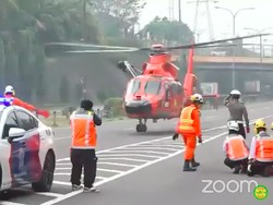 Momen Langka Helikopter Mendarat di Tol Tangerang-Merak, Ada Apa?