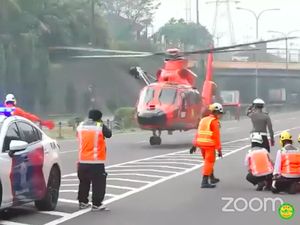 Momen Langka Helikopter Mendarat di Tol Tangerang-Merak, Ada Apa? Momen Langka Helikopter Mendarat di Tol Tangerang-Merak, Ada Apa?