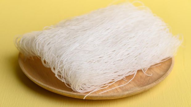 ilustrasi mi bihun Dry glass noodles or cellophane noodles made from mung bean starch, Food ingredients in Asian food such as soup, stir fried, salad and hot pot