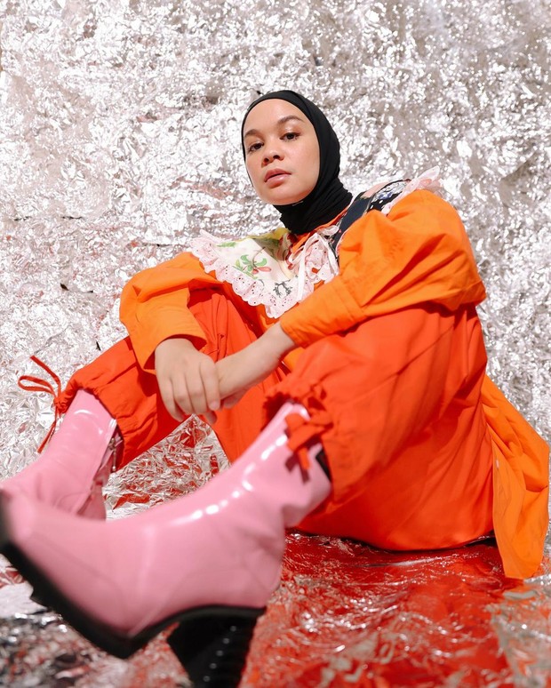 Inspirasi Busana Bernuansa Cheerful ala Tantri Namirah