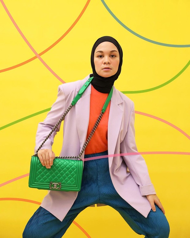 Inspirasi Busana Bernuansa Cheerful ala Tantri Namirah