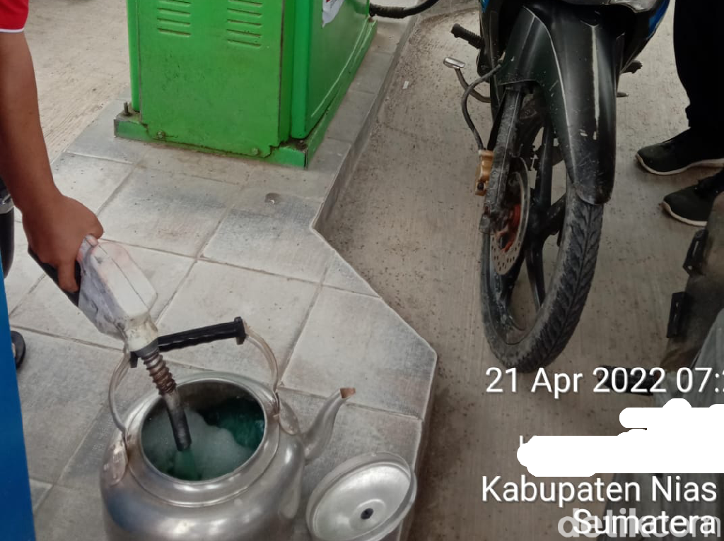 Heboh Warga Beli BBM Pakai Teko dan Kaleng Biskuit, Ini Kata Pertamina Heboh Warga Beli BBM Pakai Teko dan Kaleng Biskuit, Ini Kata Pertamina