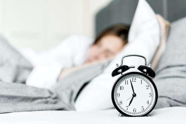 Jaga pola tidur, mulailah untuk membiasakan diri untuk tidur tepat waktu/Foto: pexels.com/Anastasiya Vragova