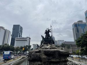 Mahasiswa Demo BBM di Patung Kuda Siang Ini, 2.000 Personel TNI-Polri Siaga Mahasiswa Demo BBM di Patung Kuda Siang Ini, 2.000 Personel TNI-Polri Siaga