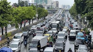 Jelang Demo Mahasiswa, Lalin di Kawasan Salemba Macet Total