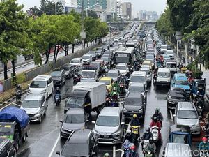 Jelang Demo Mahasiswa, Lalin di Kawasan Salemba Macet Total
