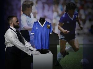 Jersey Tangan Tuhan Dilelang, Tengok Aksi Maradona di Piala Dunia 1986