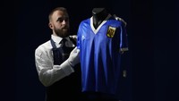 Diperkirakan, lelang jersey Maradona ini akan menghasilkan sekitar 4 juta poundsterling atau sekitar 5,2 juta US dolar. (AP Photo/Matt Dunham).
