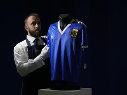 Jersey Gol Tangan Tuhan Maradona Laku Senilai Rp 127,5 M!