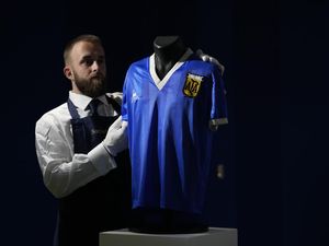 Jersey Gol Tangan Tuhan Maradona Laku Senilai Rp 127,5 M! Jersey Gol Tangan Tuhan Maradona Laku Senilai Rp 127,5 M!