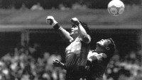 Lelang jersey Maradona tersebut mencuri perhatian publik. Diketahui, jersey itu dikenakan Maradona saat bertanding melawan timnas Inggris di perempatfinal Piala Dunia 1986. (AP Photo/El Grafico, File).  