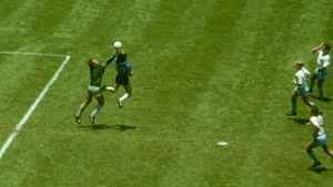 Foto-foto Bola Gol Tangan Tuhan Maradona yang Akan Dilelang