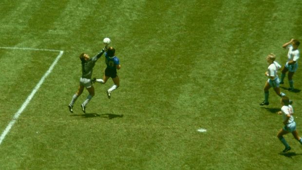 Jersey Maradona saat bertanding di perempatfinal Piala Dunia 1986 dilelang. Maradona jadi sorotan dalam pertandingan itu karena mencetak 'Gol Tangan Tuhan'.