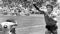 Diketahui, saat bertanding melawan Inggris di perempatfinal Piala Dunia 1986, Maradona yang kala itu menjadi bagian dari timnas Argentina dua gol ke gawang Inggris. Salah satunya golnya membuat pria yang memiliki sebutan El Pibe de Oro atau Si Anak Emas itu dijuluki Si Tangan Tuhan. (AP Photo/File).  