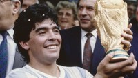 Sementara itu, sosok Maradona dan momen ikoniknya di tahun 1986 itu hingga kini masih kerap diperbincangkan. Tak heran, lelang jersey sang legenda itu pun mencuri perhatian publik dunia. (Photo by Mike King/Allsport/Getty Images/Hulton Archive).