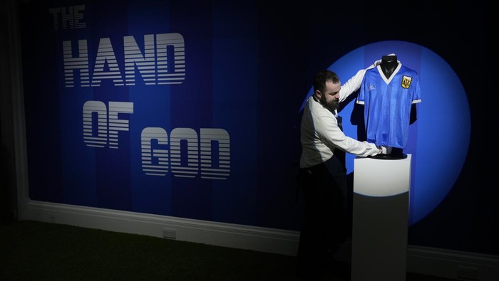 Jersey 'Tangan Tuhan' Dilelang, Tengok Aksi Maradona di Piala Dunia 1986 Jersey Maradona saat bertanding di perempatfinal Piala Dunia 1986 dilelang. Maradona jadi sorotan dalam pertandingan itu karena mencetak 'Gol Tangan Tuhan'.