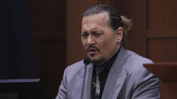 Actor Johnny Depp testifies during his defamation trial against his ex-wife Amber Heard at the Fairfax County Circuit Courthouse in Fairfax, Virginia, April 20, 2022. - Depp is suing ex-wife Heard for libel after she wrote an op-ed piece in The Washington Post in 2018 referring to herself as a public figure representing domestic abuse. (Photo by EVELYN HOCKSTEIN / POOL / AFP)