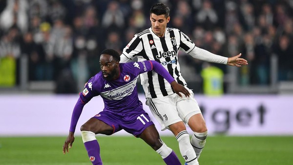 TURIN, ITALY - APRIL 20: Jonathan Ikone of Fiorentina battles for possession with Alvaro Morata of Juventus during the Coppa Italia Semi Final 2nd Leg match between Juventus FC v ACF Fiorentina at Allianz Stadium on April 20, 2022 in Turin, Italy. (Photo by Valerio Pennicino/Getty Images)