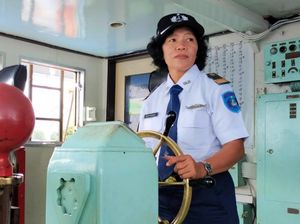 Sosok Kartini Masa Kini, Mualim Kapal Penakluk Selat Bali Sosok Kartini Masa Kini, Mualim Kapal Penakluk Selat Bali