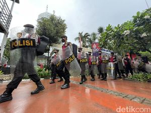 Kawal Demo 21 April, Aparat Mulai Siaga di Kawasan Patung Kuda