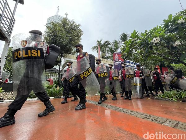 Kawal Demo 21 April, Aparat Mulai Siaga di Kawasan Patung Kuda