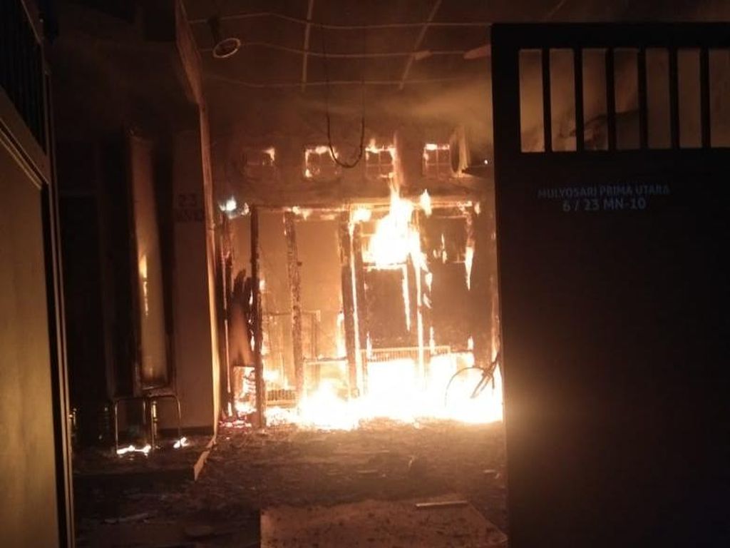 Kebakaran Lalap Garasi Warga Surabaya, 8 Anjing Ikut Terpanggang