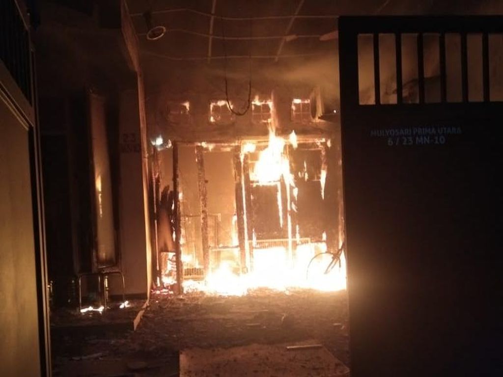 Kebakaran Lalap Garasi Warga Surabaya, 8 Anjing Ikut Terpanggang Kebakaran Lalap Garasi Warga Surabaya, 8 Anjing Ikut Terpanggang