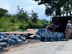 Truk Terguling di Lamongan, Muatan 430 Galon Air Mineral Tumpah ke Jalan