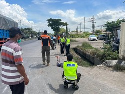 Jatuh dari Motor, Perempuan Warga Surabaya Tewas Terlindas Truk