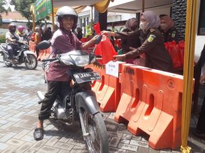 Kejari Pasuruan Jual 6 Ribu Liter Migor Murah Berkonsep Drive Thru Kejari Pasuruan Jual 6 Ribu Liter Migor Murah Berkonsep Drive Thru