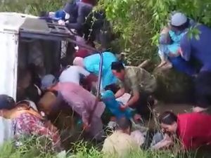 Mobil Pikap Angkut 15 Orang Terguling di Pekalongan, 1 Tewas Mobil Pikap Angkut 15 Orang Terguling di Pekalongan, 1 Tewas