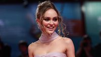 Foto Lily Rose, Anak Johnny Depp yang Tak Sudi Akur dengan Amber Heard