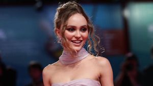 Foto Lily Rose, Anak Johnny Depp yang Tak Sudi Akur dengan Amber Heard