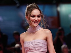 Lily-Rose Depp Mengaku Nyaman Tampil Telanjang di The Idol