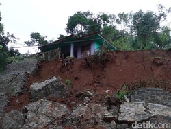 Longsor Terjang 3 Kampung di Gununghalu, 23 Rumah Rusak-80 Warga Ngungsi